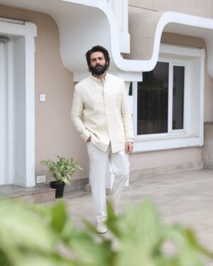 Eka Lakhani Instagram - @kartikaaryan owning the monochrome, on the prestigious occasion of the Arjuna Awards. 🤍🙌🏼

Wearing @kunalrawalofficial
Sunglasses @kuboraum @rkumaropticians
Shoes @shutiqofficial

Styled by @ekalakhani 
Style team @styledbyradhikadhanuka
@fatimabaluchstyles 
@team___e 
Dress Team @yasar_ali0007 @harikrishgk1
Makeup @vickysalvi22
Hair @milankepchaki
Managed by @ishagoraksha @bazziinngaaa @ayeshoe