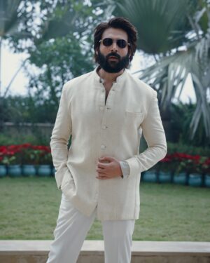 Eka Lakhani Instagram - @kartikaaryan owning the monochrome, on the prestigious occasion of the Arjuna Awards. 🤍🙌🏼

Wearing @kunalrawalofficial
Sunglasses @kuboraum @rkumaropticians
Shoes @shutiqofficial

Styled by @ekalakhani 
Style team @styledbyradhikadhanuka
@fatimabaluchstyles 
@team___e 
Dress Team @yasar_ali0007 @harikrishgk1
Makeup @vickysalvi22
Hair @milankepchaki
Managed by @ishagoraksha @bazziinngaaa @ayeshoe