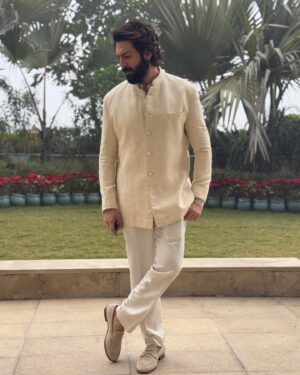 Eka Lakhani Instagram - @kartikaaryan owning the monochrome, on the prestigious occasion of the Arjuna Awards. 🤍🙌🏼

Wearing @kunalrawalofficial
Sunglasses @kuboraum @rkumaropticians
Shoes @shutiqofficial

Styled by @ekalakhani 
Style team @styledbyradhikadhanuka
@fatimabaluchstyles 
@team___e 
Dress Team @yasar_ali0007 @harikrishgk1
Makeup @vickysalvi22
Hair @milankepchaki
Managed by @ishagoraksha @bazziinngaaa @ayeshoe