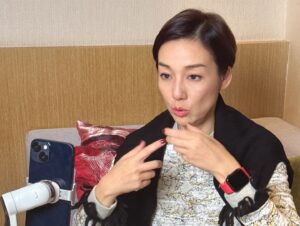 Elena Kong Mei-Yee Instagram - 2024年，總括嚟講係開心嘅！

雖然計劃趕唔上變化，但只要深信希望在明天吖嘛，日子就會過得越嚟越好㗎啦！

感恩我遇到嘅所有人同事，多謝你哋令我有精彩嘅一年！

只要你
自重 自愛 自律 善良
冥冥之中
會有最好的安排

祝大家2025會好好，好好，好好！

I am ready! 💪🏻💪🏻

#江美儀 #江美人 #2025 #感恩 #上天會有最好的安排