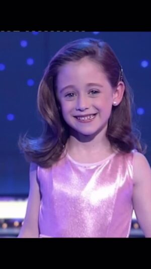Elena Rivera Instagram - Hoy cumple 35 años Antena 3… y esta fue mi primera vez en Antena 3 ☺️☺️ 

Tenía 6 años, era muy tímida (lo sigo siendo) pero me encantaba subirme encima de un escenario.
Todo lo de Menudas Estrellas lo recuerdo con felicidad y mucha emoción🤭💘💘
Después la vida me ha premiado y he podido disfrutar como artista de muuuuuchas aventuras y proyectos, muchos de ellos en Antena 3 (alguno incluso personal 🥰). Así que… muchas felicidades, @antena3com!!

Qué os parece mini Elena??? He cambiado mucho?😜

PD: No recordaba que fue Alaska quien me evaluó!! Qué fuerte!!!!!!