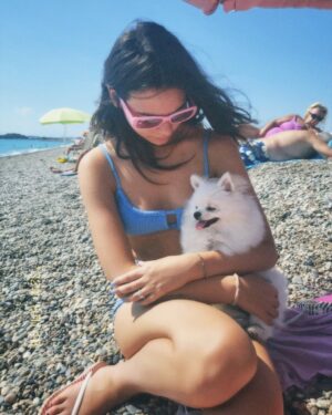 Eleonora Gaggero Instagram - Da tre anni hai reso la mia vita migliore. Dormire tutte le notti con te al mio fianco e svegliarmi la mattina con i tuoi baci è un onore incredibile. Sei una cagnolina speciale 
Buon compleanno piccola Tasca🤍