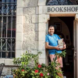 Elif Şafak Instagram - A much loved Palestinian bookshop in East Jerusalem was raided by the police in Israel and the booksellers were arrested and books were confiscated. This is unacceptable, totally wrong but it did not get enough attention in international media. Bookshops are among our last remaining spaces of free speech, cultural dialogue, empathy and connectivity. While I am glad that the bookseller Mahmood Muna and his young nephew were released today, I find it important that we raise our voices also for cultural spaces, bookshops and libraries. They must be protected and respected. I know this sounds like a "luxury" amidst such immense human suffering , but protecting booksellers and bookshops is important not only for a small literary community but whole humanity. I am attaching a statement put out by the Edinburgh Book Festival that explains in further detail what happened @edbookfest 📚📚📚 Kudüs'te çok sevilen Filistinli bir kitapevine İsrail polisinin baskın yapması, kitapçıları tutuklaması, kitaplara el koyup suç unsuru muamelesi yapması kabul edilemez, yanlış ve hazin. Bunca acı elem ve ölüm arasında kitapevlerini konuşmak zor ama kütüphanelere, kültürel ve edebi alanlara ve kitapevlerine sahip çıkmak önemli.