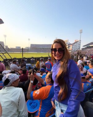 Elina Samantray Instagram - What an experience!! Always been a crazy cricket fan🇮🇳…Today got this opportunity to live in that moment. Watched today with my forever cricket partner @reet_samantaray__ ♥️

India🇮🇳🫶🏻

#cricket #indiaengland #barabatistadium #odimatch #odisha #rayelinasamantaray #indiaenglandodiseries #cuttack