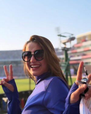 Elina Samantray Instagram - What an experience!! Always been a crazy cricket fan🇮🇳…Today got this opportunity to live in that moment. Watched today with my forever cricket partner @reet_samantaray__ ♥️

India🇮🇳🫶🏻

#cricket #indiaengland #barabatistadium #odimatch #odisha #rayelinasamantaray #indiaenglandodiseries #cuttack