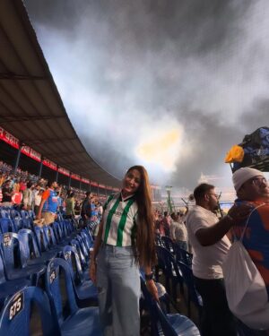 Elina Samantray Instagram - What an experience!! Always been a crazy cricket fan🇮🇳…Today got this opportunity to live in that moment. Watched today with my forever cricket partner @reet_samantaray__ ♥️

India🇮🇳🫶🏻

#cricket #indiaengland #barabatistadium #odimatch #odisha #rayelinasamantaray #indiaenglandodiseries #cuttack