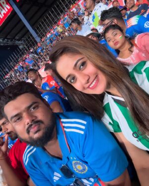 Elina Samantray Instagram - What an experience!! Always been a crazy cricket fan🇮🇳…Today got this opportunity to live in that moment. Watched today with my forever cricket partner @reet_samantaray__ ♥️

India🇮🇳🫶🏻

#cricket #indiaengland #barabatistadium #odimatch #odisha #rayelinasamantaray #indiaenglandodiseries #cuttack