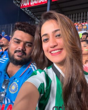 Elina Samantray Instagram - What an experience!! Always been a crazy cricket fan🇮🇳…Today got this opportunity to live in that moment. Watched today with my forever cricket partner @reet_samantaray__ ♥️

India🇮🇳🫶🏻

#cricket #indiaengland #barabatistadium #odimatch #odisha #rayelinasamantaray #indiaenglandodiseries #cuttack