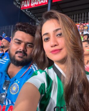 Elina Samantray Instagram - What an experience!! Always been a crazy cricket fan🇮🇳…Today got this opportunity to live in that moment. Watched today with my forever cricket partner @reet_samantaray__ ♥️

India🇮🇳🫶🏻

#cricket #indiaengland #barabatistadium #odimatch #odisha #rayelinasamantaray #indiaenglandodiseries #cuttack