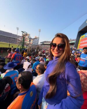 Elina Samantray Instagram - What an experience!! Always been a crazy cricket fan🇮🇳…Today got this opportunity to live in that moment. Watched today with my forever cricket partner @reet_samantaray__ ♥️

India🇮🇳🫶🏻

#cricket #indiaengland #barabatistadium #odimatch #odisha #rayelinasamantaray #indiaenglandodiseries #cuttack