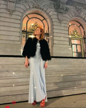 Elisa Donovan Instagram - It was a 💫beautiful night💫 at the @sfballet Opening Night Gala. The vibrance, passion, creativity, commitment, and fierce hard work of the artists in this breathtaking company is a thing of grace and beauty. 

In this particular moment in time we are living in that seems to highlight ugliness and violence and vitriol and hatred, we must be just as tenacious in our battle to choose love. 
To celebrate art and expression. 
In so many moments in history, art has been a form of rebellion, of resistance, of defiance. A way of thriving through pain & suffering. 

Keep shining. 💖
Keep creating. 💕
Keep supporting joy, creativity, knowledge, new ideas. 💡 
Only light can overcome darkness. ☀️ 
Be a bright light. It’s more vital now than ever. ✨ 

Thank you to @pampreston for chairing a magical event and to the entire  @sfballet company led by @rojotamara for the gorgeous performances that moved me to tears multiple times. 
It’s going to be quite a season! 🩰 #sfballet #sfballetgala #ballet #art #expression #resist #chooselove