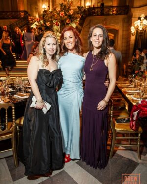 Elisa Donovan Instagram - It was a 💫beautiful night💫 at the @sfballet Opening Night Gala. The vibrance, passion, creativity, commitment, and fierce hard work of the artists in this breathtaking company is a thing of grace and beauty. 

In this particular moment in time we are living in that seems to highlight ugliness and violence and vitriol and hatred, we must be just as tenacious in our battle to choose love. 
To celebrate art and expression. 
In so many moments in history, art has been a form of rebellion, of resistance, of defiance. A way of thriving through pain & suffering. 

Keep shining. 💖
Keep creating. 💕
Keep supporting joy, creativity, knowledge, new ideas. 💡 
Only light can overcome darkness. ☀️ 
Be a bright light. It’s more vital now than ever. ✨ 

Thank you to @pampreston for chairing a magical event and to the entire  @sfballet company led by @rojotamara for the gorgeous performances that moved me to tears multiple times. 
It’s going to be quite a season! 🩰 #sfballet #sfballetgala #ballet #art #expression #resist #chooselove