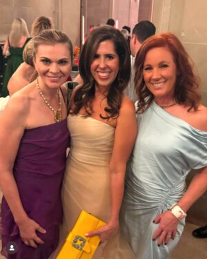 Elisa Donovan Instagram - It was a 💫beautiful night💫 at the @sfballet Opening Night Gala. The vibrance, passion, creativity, commitment, and fierce hard work of the artists in this breathtaking company is a thing of grace and beauty. 

In this particular moment in time we are living in that seems to highlight ugliness and violence and vitriol and hatred, we must be just as tenacious in our battle to choose love. 
To celebrate art and expression. 
In so many moments in history, art has been a form of rebellion, of resistance, of defiance. A way of thriving through pain & suffering. 

Keep shining. 💖
Keep creating. 💕
Keep supporting joy, creativity, knowledge, new ideas. 💡 
Only light can overcome darkness. ☀️ 
Be a bright light. It’s more vital now than ever. ✨ 

Thank you to @pampreston for chairing a magical event and to the entire  @sfballet company led by @rojotamara for the gorgeous performances that moved me to tears multiple times. 
It’s going to be quite a season! 🩰 #sfballet #sfballetgala #ballet #art #expression #resist #chooselove