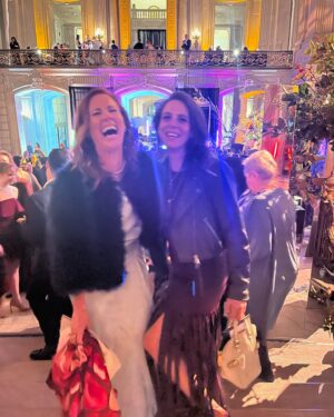 Elisa Donovan Instagram - It was a 💫beautiful night💫 at the @sfballet Opening Night Gala. The vibrance, passion, creativity, commitment, and fierce hard work of the artists in this breathtaking company is a thing of grace and beauty. 

In this particular moment in time we are living in that seems to highlight ugliness and violence and vitriol and hatred, we must be just as tenacious in our battle to choose love. 
To celebrate art and expression. 
In so many moments in history, art has been a form of rebellion, of resistance, of defiance. A way of thriving through pain & suffering. 

Keep shining. 💖
Keep creating. 💕
Keep supporting joy, creativity, knowledge, new ideas. 💡 
Only light can overcome darkness. ☀️ 
Be a bright light. It’s more vital now than ever. ✨ 

Thank you to @pampreston for chairing a magical event and to the entire  @sfballet company led by @rojotamara for the gorgeous performances that moved me to tears multiple times. 
It’s going to be quite a season! 🩰 #sfballet #sfballetgala #ballet #art #expression #resist #chooselove