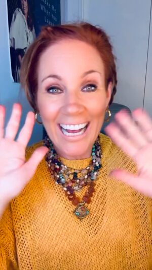 Elisa Donovan Instagram - It’s my 54th birthday 🥳 and sure, there are a few OTHER things I would like - the funding for our film, the Yankees to win the World Series, Scarlett to win her semi-final game tomorrow, Alicia Keys to be my new best friend, and for the world to generally not go straight to hell in a hand basket - but basically this is it. 🙏 💖♒️ #birthdaywishes #happybirthday #thisisme #bekind #lovewins #generosity #lovingkindness #ageofaquarius #mybirthday