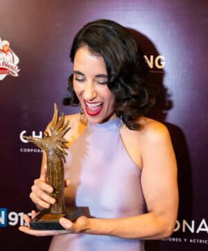 Elisa Zulueta Instagram - Noche hermosa preciosa inolvidable @somoschileactores / todavía no se me borra la sonrisa ni el calorcito en mi 🧡 / gracias gracias a mis compañeros y compañeras por este regalo que me sigue emocionando / y al cariño enorme del público que se materializó en otro premio sorpresivo e INCREÍBLE / gracias a @otrojero por acompañarme y @pobrecabra por tanto show

@maitealberdi esto es para ti / cada emoción de ese día es por y para ti

Vestido hermoso precioso cómodo divino de todo mi gusto de @malva_studio / dormí con él puesto 

Aros perfectos de @madrilegna_brand 

Y mención aparte a mi gurú mi salvadora / que me arma de nuevo / que entretiene a mi familia mientras me maquilla / me arregla el mundo y hace exactamente lo que necesito @conigram  por mi pelo mi cara mi look mi casa mi vida mi todo

Y a mi familia que es mi todo / sin ellos / soy un sapo frustrado