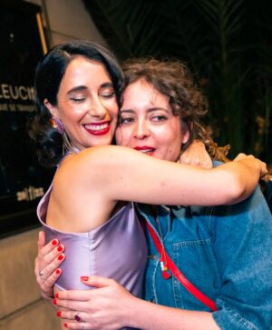 Elisa Zulueta Instagram - Noche hermosa preciosa inolvidable @somoschileactores / todavía no se me borra la sonrisa ni el calorcito en mi 🧡 / gracias gracias a mis compañeros y compañeras por este regalo que me sigue emocionando / y al cariño enorme del público que se materializó en otro premio sorpresivo e INCREÍBLE / gracias a @otrojero por acompañarme y @pobrecabra por tanto show

@maitealberdi esto es para ti / cada emoción de ese día es por y para ti

Vestido hermoso precioso cómodo divino de todo mi gusto de @malva_studio / dormí con él puesto 

Aros perfectos de @madrilegna_brand 

Y mención aparte a mi gurú mi salvadora / que me arma de nuevo / que entretiene a mi familia mientras me maquilla / me arregla el mundo y hace exactamente lo que necesito @conigram  por mi pelo mi cara mi look mi casa mi vida mi todo

Y a mi familia que es mi todo / sin ellos / soy un sapo frustrado
