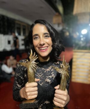 Elisa Zulueta Instagram - Noche hermosa preciosa inolvidable @somoschileactores / todavía no se me borra la sonrisa ni el calorcito en mi 🧡 / gracias gracias a mis compañeros y compañeras por este regalo que me sigue emocionando / y al cariño enorme del público que se materializó en otro premio sorpresivo e INCREÍBLE / gracias a @otrojero por acompañarme y @pobrecabra por tanto show

@maitealberdi esto es para ti / cada emoción de ese día es por y para ti

Vestido hermoso precioso cómodo divino de todo mi gusto de @malva_studio / dormí con él puesto 

Aros perfectos de @madrilegna_brand 

Y mención aparte a mi gurú mi salvadora / que me arma de nuevo / que entretiene a mi familia mientras me maquilla / me arregla el mundo y hace exactamente lo que necesito @conigram  por mi pelo mi cara mi look mi casa mi vida mi todo

Y a mi familia que es mi todo / sin ellos / soy un sapo frustrado