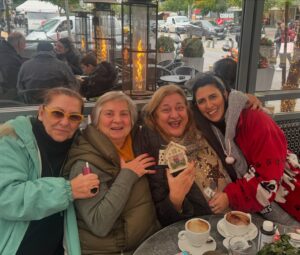 Elisavet Konstantinidou Instagram - Οι γιορτές είναι οι αγαπημένοι σου άνθρωποι. Καλή χρονιά σε όλους 🎄💫