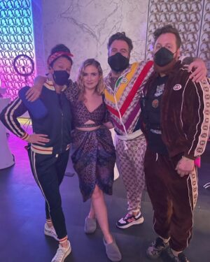 Eliza Bennett Instagram - It’s Dynasty’s seven year anniversary 💎 It was a wild ride bringing Amanda Carrington to life and I’m forever ever grateful for this job, it was my first job back after Covid and it felt so nice to be on set again and working with the loveliest crew of people. HAPPY 7 YEARS Dynasty you crazy bitch.