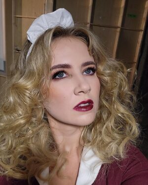 Eliza Bennett Instagram - It’s Dynasty’s seven year anniversary 💎 It was a wild ride bringing Amanda Carrington to life and I’m forever ever grateful for this job, it was my first job back after Covid and it felt so nice to be on set again and working with the loveliest crew of people. HAPPY 7 YEARS Dynasty you crazy bitch.