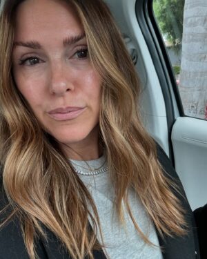 Elizabeth Hendrickson Instagram - Weekend shenanigans 🍁🎉🚌🎤🎸
Josephine discovered her new favorite song at a school tour watching a young girl sing/play the guitar on stage. I haven’t pushed her to be a performer but I keep seeing signs and I think she caught the bug 🙈