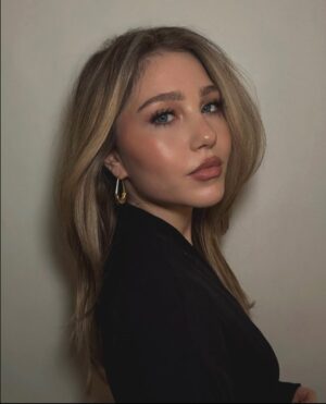 Ella Anderson Instagram - 🐆

@allanface 
@eduardomendezhair 
@rubyvo_