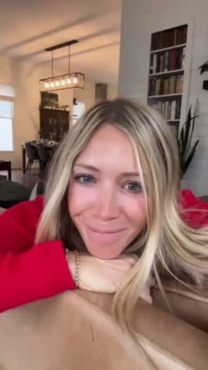 Ellie Holcomb Instagram - Nice to meet you! I’m Ellie Holcomb… Singer, songwriter, author, lover of life, momma to 3, and wife to my best friend @drewholcombmusic. Fun to meet some of y’all via @kellyclarksonshow, and SO glad you’re here! Tell me a little bit about you in the comments! Where ya from? What do you love? What are you grateful for?! Glad so get to be on earth at the same time as you!