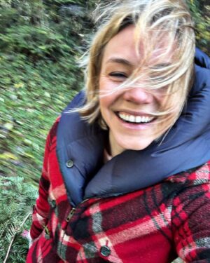Eloise Mumford Instagram - sending you all the warm fuzzies a heart can hold ♥️ merry merry, sweet friends 🎄
