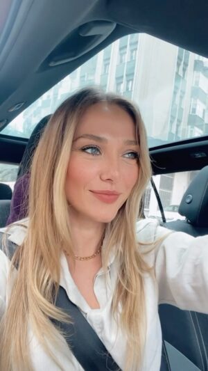 Elvan Dişli Instagram - #2024dump ama sadece güzel anlar 🌟 
Ailemle bol bol vakit geçirdiğim , tatile doyduğum, zeytin toplayıp fabrikaya ulaştırdığım :) dedemle 9/8 lik oynadığım , milli maç için Berlin’e gidip davul zurna eşliğinde yine oynadığım :) ve arkadaşlarımla bol bol eğlendiğim bir sene olmuş kendisi.. Ama cidden diva yorgun bi sene…
