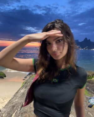 Emily Ratajkowski Instagram - eu amo o rio 🇧🇷 ❤️🫂 so so much !