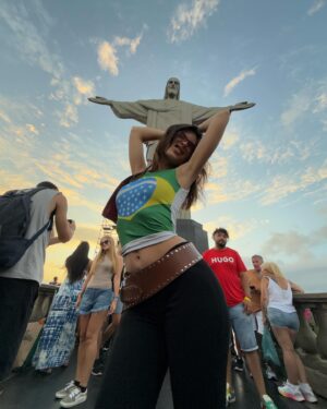 Emily Ratajkowski Instagram - eu amo o rio 🇧🇷 ❤️🫂 so so much !
