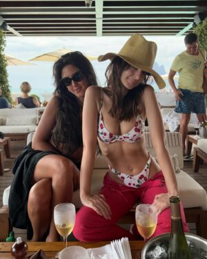 Emily Ratajkowski Instagram - eu amo o rio 🇧🇷 ❤️🫂 so so much !