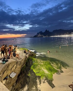 Emily Ratajkowski Instagram - eu amo o rio 🇧🇷 ❤️🫂 so so much !