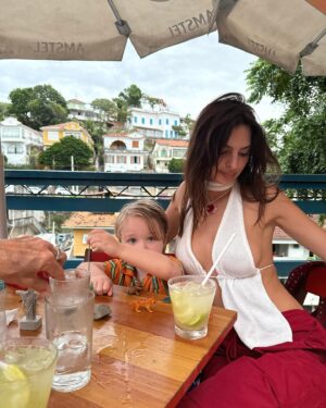 Emily Ratajkowski Instagram - eu amo o rio 🇧🇷 ❤️🫂 so so much !