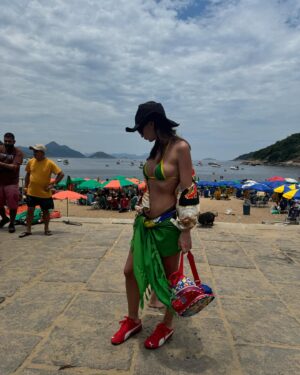 Emily Ratajkowski Instagram - eu amo o rio 🇧🇷 ❤️🫂 so so much !