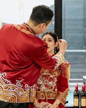 Emmie Reis Instagram - 2024年最美麗的事情❤️

一直以來，
我們看的都不是這個人有多好，
而是妳看他的眼神有多確定
@holycathaha 

是很捨不得，
特別是爸爸握著妳的手交出的時候
（哭爆了…）
但我們都知道要把妳交給
最能使妳幸福的人身邊

#2024
#喜氣洋洋