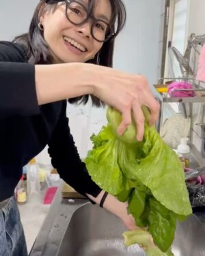 Enno Cheng Instagram - 感謝堂妹記錄下我的勞動，證明今年也是有貢獻的人。