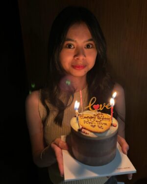 Errina GD Instagram - Ubur ubur ikan lele tahun ini 20 tahun ya leee 🤣🩷 

Panjang umur sehat bahagia rezeky mengalir..
Banyak bgt doa bunda buat km.. ❤️💕 lopyu..