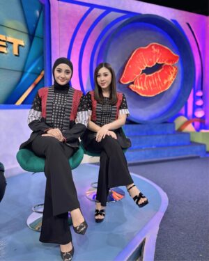 Errina GD Instagram - Thx u @rumpi_ttv 💋
W/ beb @erringracesita 

Al fatiha utk alm sandhy permana @sandhypermana30.
Smg alm husnul khotimah, kel yg ditinggalkan diberi kesabaran ketabahan & selalu dlm lindungan Allah SWT.. Aamiin 🤲🏻

Wearing @lenshan.id 
• seruni series black 

#gentabuana #gentabuanaberduka #silaturahmi #rumpinosecret