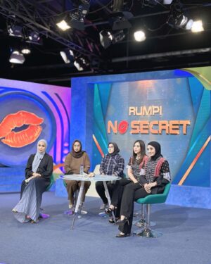 Errina GD Instagram - Thx u @rumpi_ttv 💋
W/ beb @erringracesita 

Al fatiha utk alm sandhy permana @sandhypermana30.
Smg alm husnul khotimah, kel yg ditinggalkan diberi kesabaran ketabahan & selalu dlm lindungan Allah SWT.. Aamiin 🤲🏻

Wearing @lenshan.id 
• seruni series black 

#gentabuana #gentabuanaberduka #silaturahmi #rumpinosecret