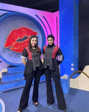 Errina GD Instagram - Thx u @rumpi_ttv 💋
W/ beb @erringracesita 

Al fatiha utk alm sandhy permana @sandhypermana30.
Smg alm husnul khotimah, kel yg ditinggalkan diberi kesabaran ketabahan & selalu dlm lindungan Allah SWT.. Aamiin 🤲🏻

Wearing @lenshan.id 
• seruni series black 

#gentabuana #gentabuanaberduka #silaturahmi #rumpinosecret