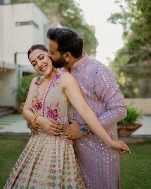 Esha Kansara Instagram - Marraige perks? Freely click as many romantic pictures as you wish and also upload them at times 🤣😍🥰❤️ 
.
Esha styled by @styleitwithniki 
Photography @deeep_46 
Outfit @samta_gaudani 
Jewels @ananaofficial 
Styling assistant @__sakshirangwani