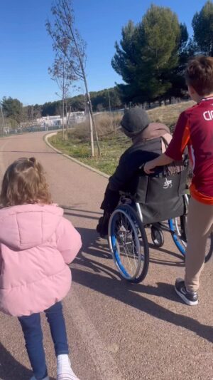Esmeralda Moya Instagram - Siempre juntos ✨
Seguimos de la mano contigo papá.

A veces, los gestos más simples, un paseo, una conversación tranquila o un abrazo apretado, son los que más marcan. Y es eso lo que quiero que mis hijos nunca olviden: el valor inmenso de tener abuelos, y la suerte que es poder vivir este amor.

Siempre os estaremos profundamente agradecidos.

Es mi tarea como hija, inculcar el amor y el respeto a los abuelos.