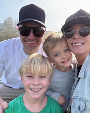 Esther Anderson Instagram - Wishing everyone a happy New Year!! Much love ❤️ and bring on 2025 💫🎉🎆🎇☀️💕🤩✨🌟