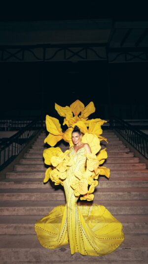 Eugenia Lemos Instagram - Florecer, la capacidad que todos tenemos de crear y soñar 🌼🌼🌼

Éste es un vestido vivo, una performance fashionista colaborativa.

Mi inspiración tiene que ver con el renacer, el florecer, pero a nivel personal. También con conectarnos con la alegría y con todo aquello que nos hace únicos.

Directora Creativa : Euge Lemos 
Diseñador: @victormc_queen 
Diseño de Pedrería : @kendrymora 
Diseño de tela Patter Print: @riveraconstanza.cl 
Coreografía @franciscochavez1 
Maquillaje: @leidypro.makeup 
Peinado: @jeanbohus 
Dirección editorial: @nati_ramirezv 
Stylist: @majo_olas 
Producción de moda: @prettyymezz 
Fashion film: @matias__cr 

Tecnología sublimación @epsonlatinoamerica

Cartera @victormc_queen collab
@lays_chile

Joyas: @aurusjoyeria

Labial @genia.beauty

Telas e impresión 
@bulodise

Manitos @casamanos 
Zapatos: @tiendavoce.cl