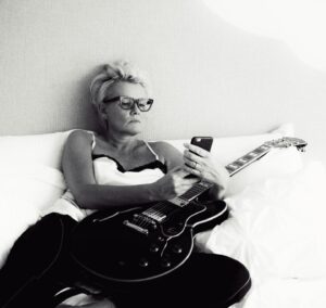 Eva Dahlgren Instagram - Det blev ett album om kärlek märkte jag när det var klart…Alphabet City Songs…kanske för att jag var långt hemifrån…kanske för att jag var ny i en stor stad…kanske för att den är störst och alltid kommer först…för att den förändrar och vinner över allt det andra som ter sig så futtigt i dess närhet…. Tack för alla fina meddelanden om singeln. Jag i min tur tackar min prod @johannes_berglund för ovärdeligt kunskap o vänskap. Och såklart ingen musik utan musiker… @miikal_h @anders_stenberg @_rzmtz_ @tildymimmi Snart ska vi spela live tillsammans… men tills dess…förboka vinyl/cd… lagt en länk i bion