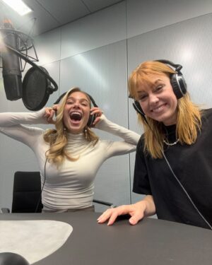 Eva Schulz Instagram - Wir haben über Eifersucht und offene Beziehungen gesprochen und darüber, wie sie bei Dates herausfindet, ob jemand zu ihr passt. Es ging um Lolas Erfahrungen mit Mobbing in der Schule und ihre ADHS-Diagnose, und stellenweise ist das eine richtige Lifehack-Service-gute Stunde geworden – sagt zumindest meine Kollegin Merle. Lola teilt nämlich auch ihre Morgenroutine und Tipps im Umgang mit Hyperaktivität, erzählt, wie sie die kaputte Beziehung zu ihrem Vater kitten konnte und was ihr hilft, sich jetzt rund um Silvester auf das neue Jahr vorzubereiten.
Tausend Dank für die Einladung in den Podcast, den ich schon seit langer Zeit liebe mit einer Frau, die ich obendrein sehr schätze ♥️ @deutschland3000 @evaschulz