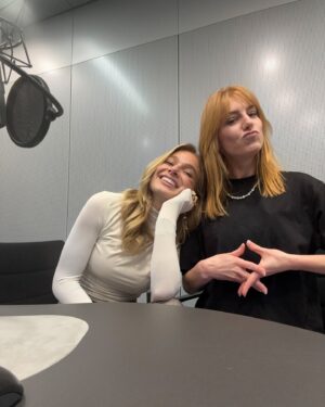 Eva Schulz Instagram - Wir haben über Eifersucht und offene Beziehungen gesprochen und darüber, wie sie bei Dates herausfindet, ob jemand zu ihr passt. Es ging um Lolas Erfahrungen mit Mobbing in der Schule und ihre ADHS-Diagnose, und stellenweise ist das eine richtige Lifehack-Service-gute Stunde geworden – sagt zumindest meine Kollegin Merle. Lola teilt nämlich auch ihre Morgenroutine und Tipps im Umgang mit Hyperaktivität, erzählt, wie sie die kaputte Beziehung zu ihrem Vater kitten konnte und was ihr hilft, sich jetzt rund um Silvester auf das neue Jahr vorzubereiten.
Tausend Dank für die Einladung in den Podcast, den ich schon seit langer Zeit liebe mit einer Frau, die ich obendrein sehr schätze ♥️ @deutschland3000 @evaschulz