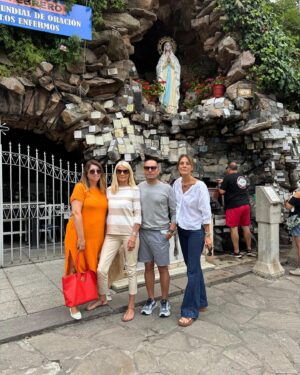 Evelyn Scheidl Instagram - Hoy en tu dia te veneramos con mucha devoción Virgencita de Lourdes🙏 Bendice nuestros hogares🙏🙏🙏 y cuida de nuestras familias ❤️
Mi mamá era devota y me llevaba a Santos Lugares a visitarla siempre 🙏 @alvareznata @nequigalotti @medinaflores